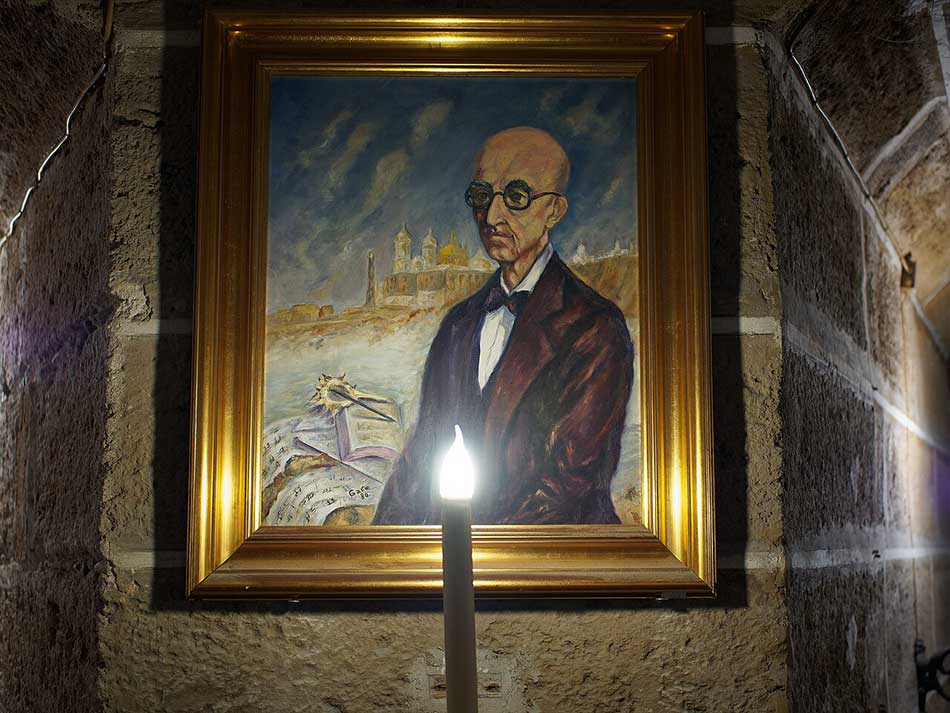 Cádiz. Catedral e imagen de Manuel de Falla junto a su tumba