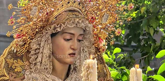 La Virgen de la Aurora, una de las imágenes más bellas de La Semana Santa de Granada, peregrinó en Rosario de la  Aurora, hasta la iglesia de Capuchinos  en visita al Beato Leopoldo
